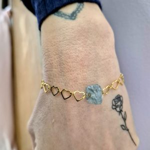 Bracciale catena di cuoricini e pietra acuqamarina