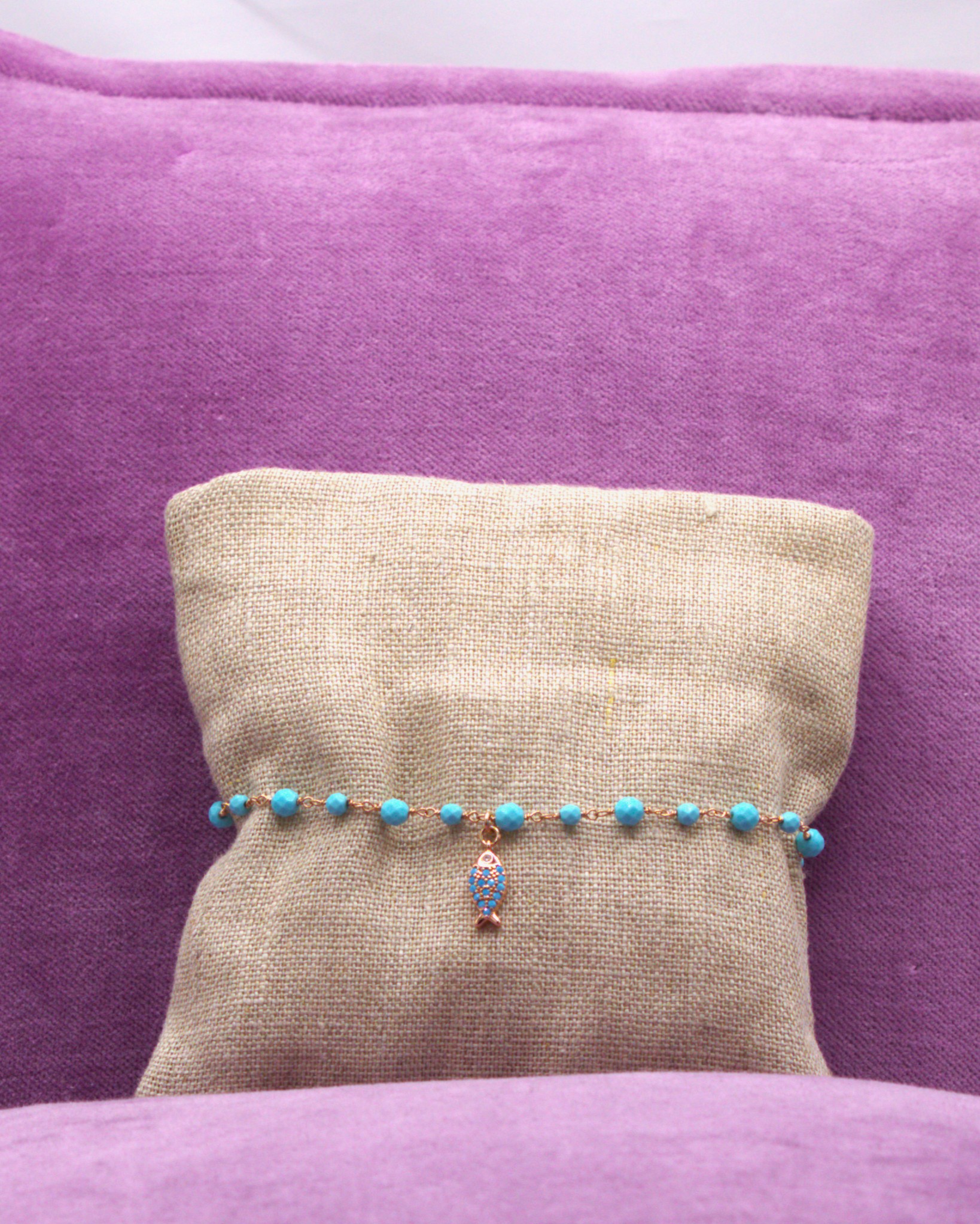 Candy Splash_CCA0008010500 - Cavigliera dorata con pietre azzurre e pendente pesciolino con micro pietre turchesi.