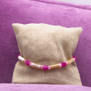 Zucchero filato_CCA0004010065 - Cavigliera rosa e viola con pietre irregolari e inserti bianchi.