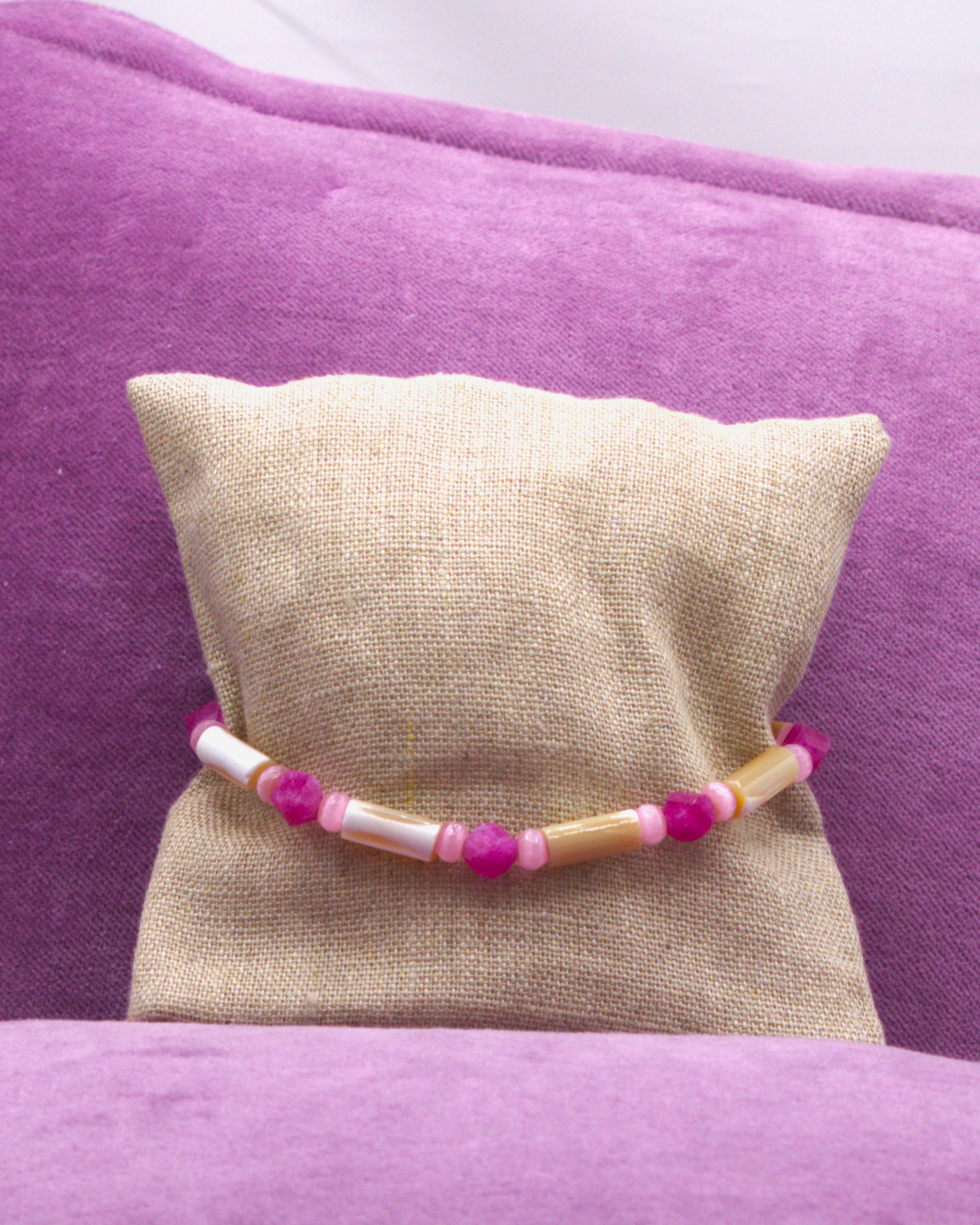 Zucchero filato_CCA0004010065 - Cavigliera rosa e viola con pietre irregolari e inserti bianchi.