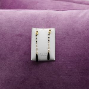Orecchini pendenti in argento 925 con perline bianche e nere e goccia allungata