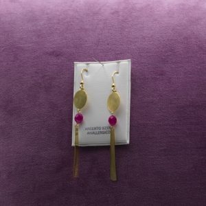 COR0030010065_Orecchini geometrici dorati in argento 925 con sfera fucsia e pendente lineare